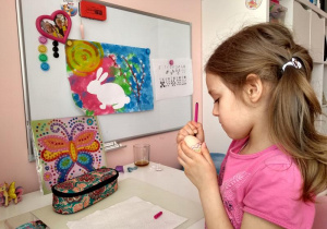 Natalka maluje pisanki.